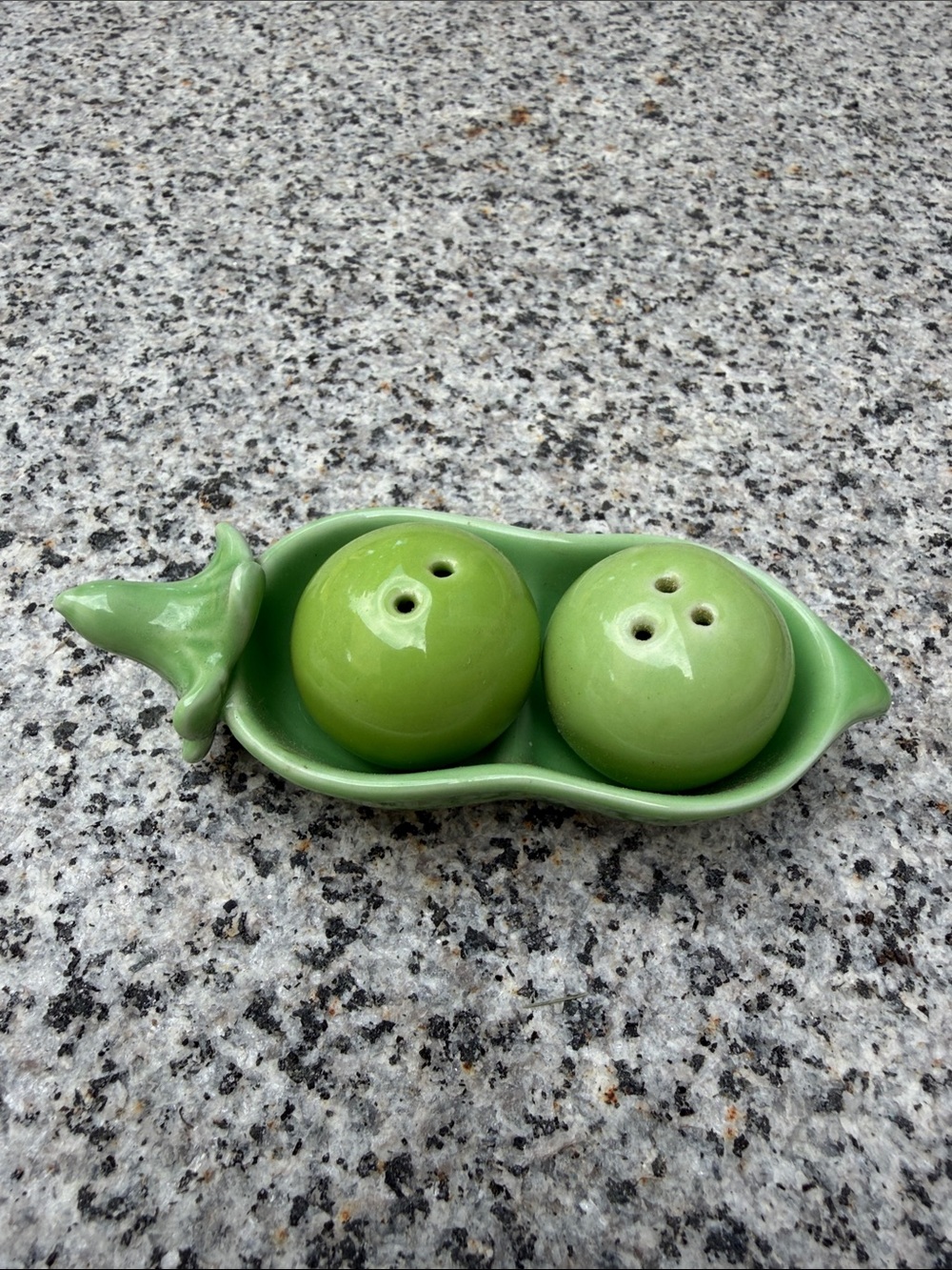 Green Ceramic Pea Pod Salt and Pepper Set - Unbranded